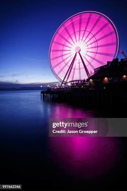 Seattle Ferris Wheel Night Photos and Premium High Res Pictures - Getty ...