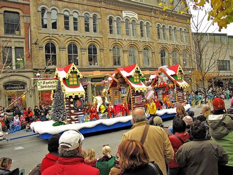 great float | Christmas parade floats, Santa claus parade, Christmas ...