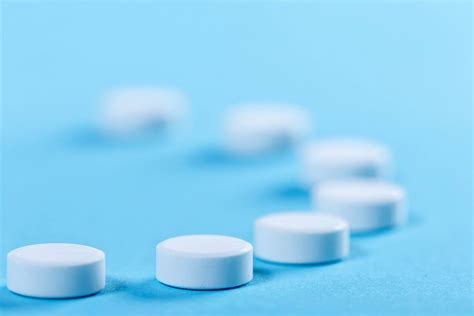 Medical syringe with pills on blue background - Creative Commons Bilder