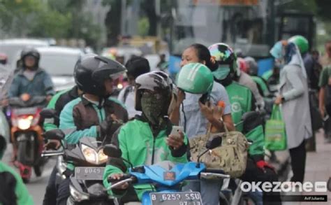 Tips Aman Naik Ojek Online saat Transisi New Normal : Okezone Lifestyle