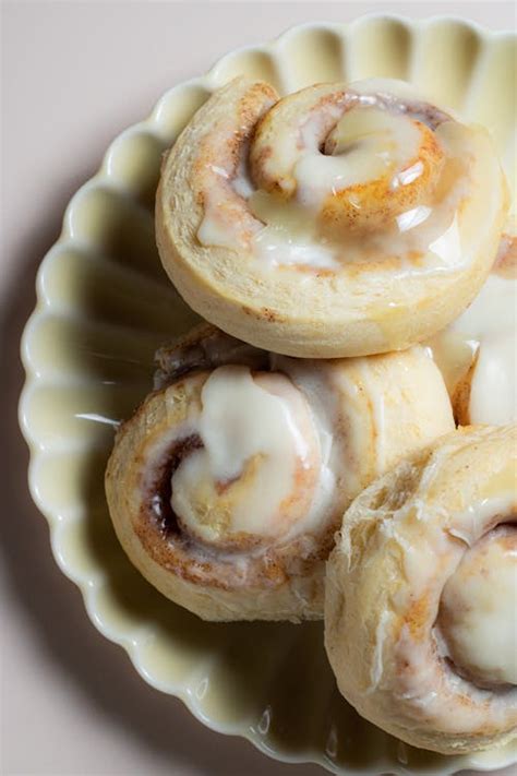 Close-Up Shot of Cinnamon Rolls · Free Stock Photo