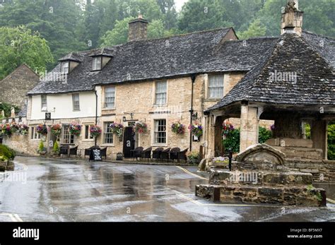 Castle Inn Hotel & Market Cross in Cotswolds village of Castle Combe ...