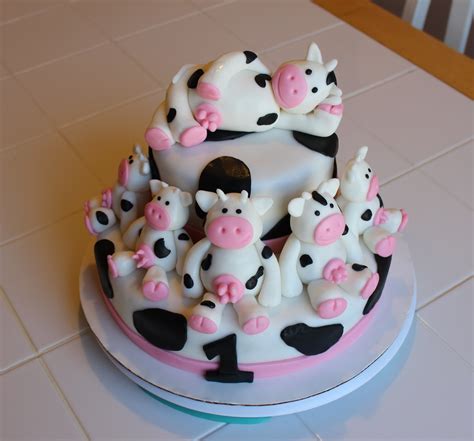 Bethany's Creative Pursuits: Udderly Delightful Cow Cake