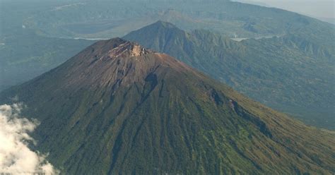 Catatanku: Daftar Gunung Berapi Di Indonesia