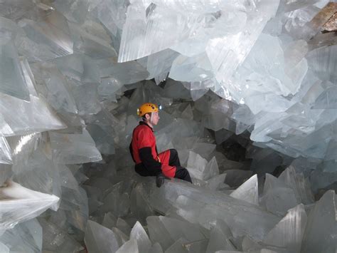 Dentro de la geoda gigante de Pulpí | El Viajero | EL PAÍS Giant Crystal, Huge Crystal, Crystal ...