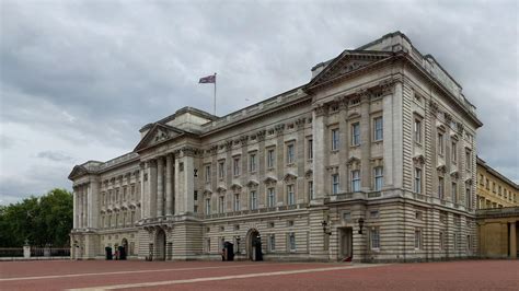 File:Buckingham Palace - May 2006.jpg - Wikimedia Commons