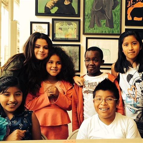 Selena Gomez took a photo with kids at the Heart of Los Angeles ...