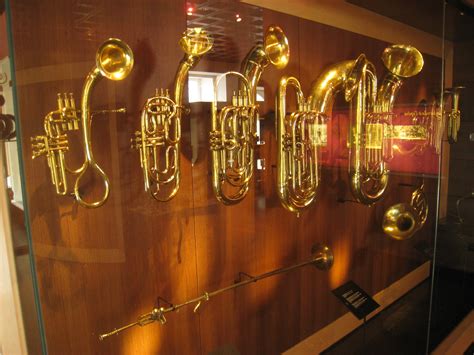 File:Brass instruments - Musical Instrument Museum, Brussels - IMG 3942.JPG - Wikimedia Commons