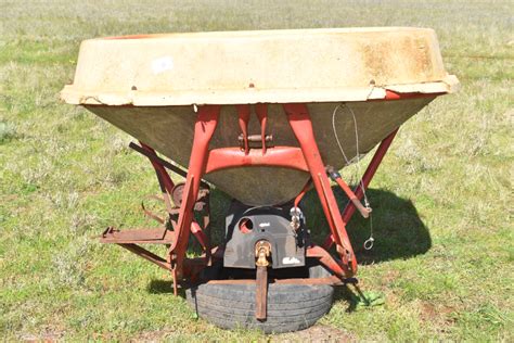 Lot 28 - Vicon Spreader | AuctionsPlus