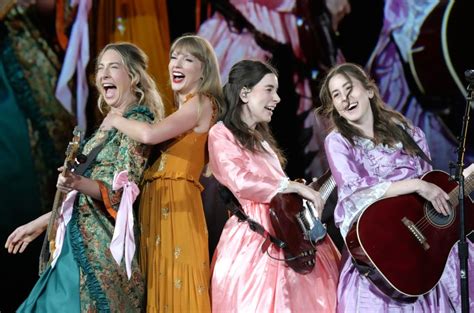 Haim Joins Taylor Swift on Stage Dressed Up as 'Bejeweled' Stepsisters