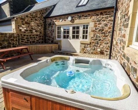 12 Luxury Lodges in Northumberland With Hot Tubs (from £60 per Night) | Luxury lodge, Hot tub, House