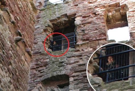Elizabethan woman spotted in ruff at Tantallon Castle in Scotland | Daily Star