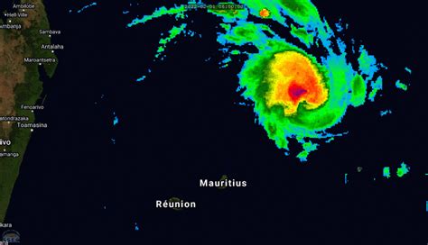 TC 08S(BATSIRAI) CAT 2 US: intensifying & approaching Mauritius/Réunion islands// TC 09P: slow ...