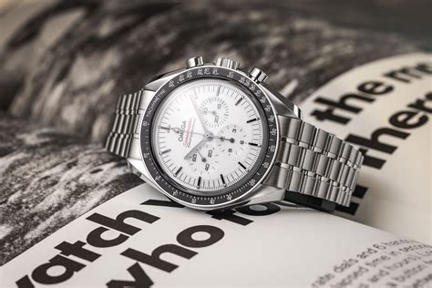 Sunday Morning Showdown: Omega Speedmaster Moonwatch — White Dial Vs ...