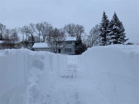 Duluth, northeastern Minnesota dig out from nearly 2 feet of snow | MPR News