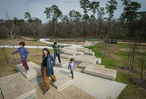 Houston land bridge opens in Memorial Park with Texas' Biggest Picnic