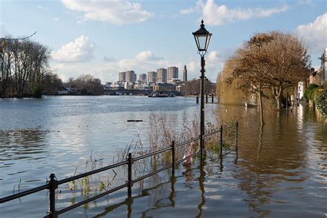 River Thames bursts its banks in west London as high tides strike again | London Evening ...