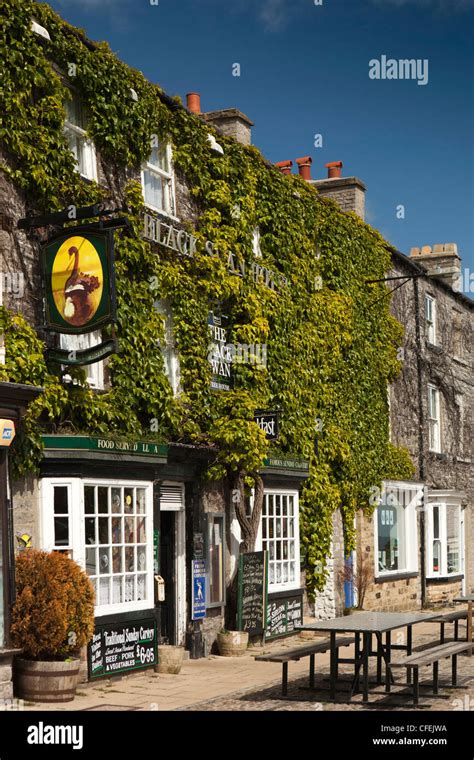 UK, England, Yorkshire, Leyburn, Market Place, ivy clad front of historic Black Swan Public ...