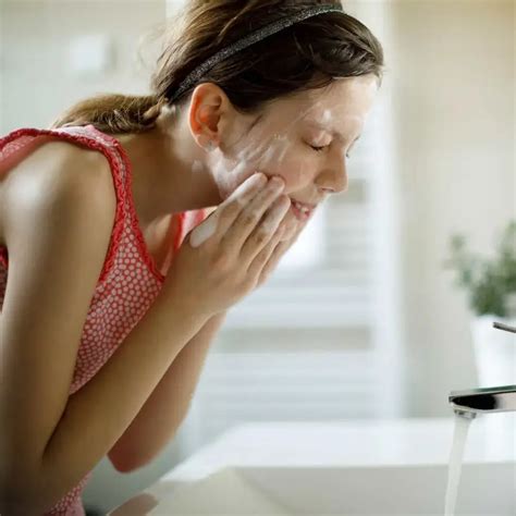 Get Rid Of Blackheads With This Face Wash Technique!