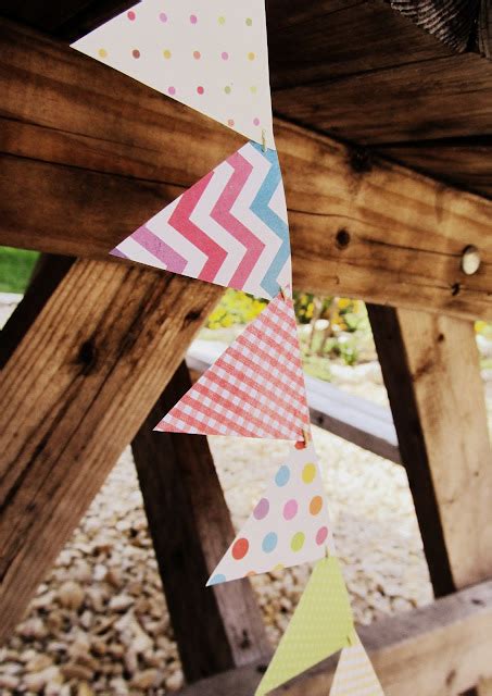 Dabbling Domesticity: Super Easy Paper Bunting DIY