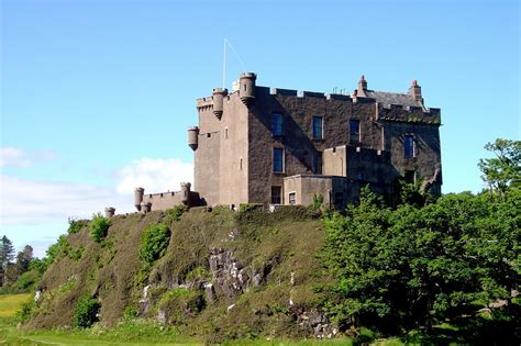 Dunvegan Castle | Places to get married, Castles in scotland, Castle