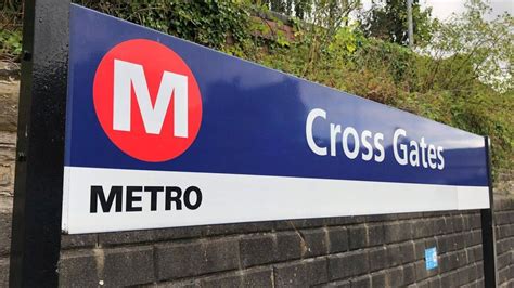 Leeds: Footage shows teenagers throwing bike on rail line at Cross Gates - BBC News