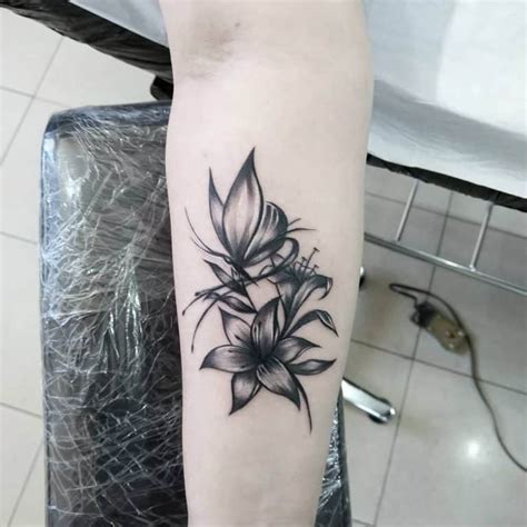 60 Beautiful Lily Tattoo Ideas