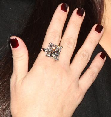 Vahoha.com: kim kardashian engagement ring 2011