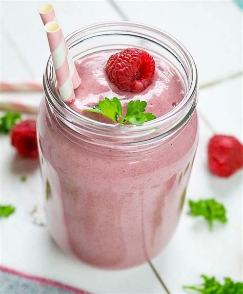 Banana Berry Smoothie - Vegan Huggs