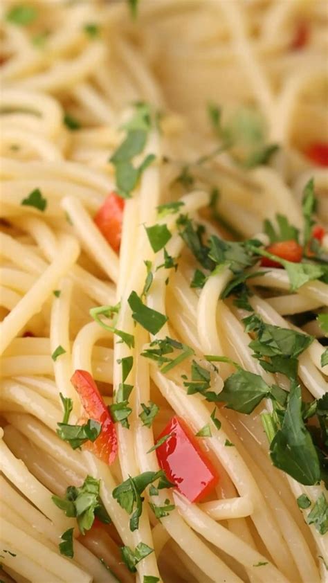Spaghetti Aglio Olio e Peperoncino [Video] | Recipe [Video] in 2024 | Vegan pasta, Italian ...