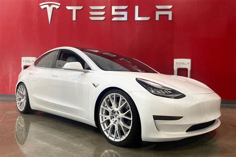 Tesla Model 3 White Forgiato Flow 001 Wheel | Wheel Front