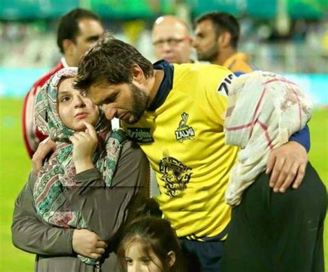 Adorable Video Of Shahid Afridi With his Little Daughter – 24/7 News ...