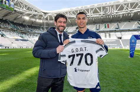 Cristiano Ronaldo presented with GOAT jersey by Juventus after scoring ...