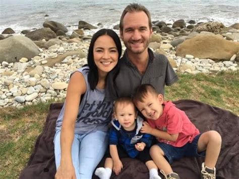 New family photo of Nick Vujicic - Man born without legs and arms ...