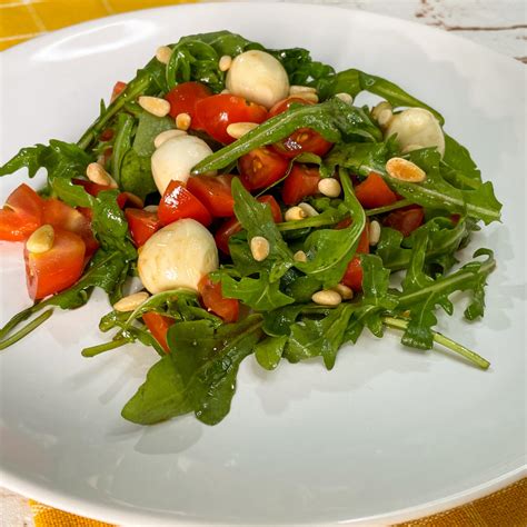 Italienischer Tomate Mozzarella Salat mit Rucola - Paradieskueche