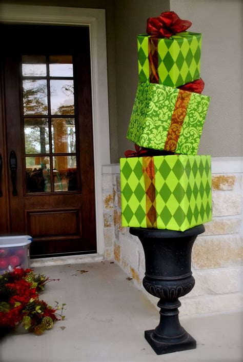 15 DIY Christmas Door Decorations To Greet Your Guests With This Year