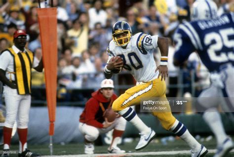 Tight End Kellen Winslow of the San Diego Chargers runs with the ball ...