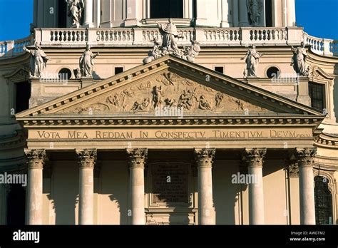 Austria, Vienna, Karlskirche, monumental Greek portico with pediment Stock Photo: 9473601 - Alamy