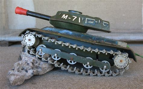 Old tin Army Tank M71 mfg by Modern Toys Japan | Collectors Weekly