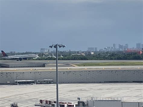 A Delta landing at FLL : aviation