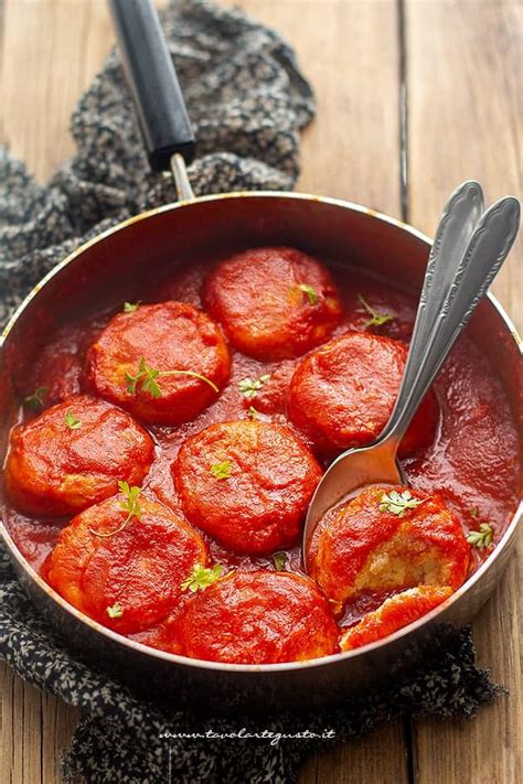 Polpette di pane facilissime e saporite (al sugo e al forno ) Ricetta riciclo