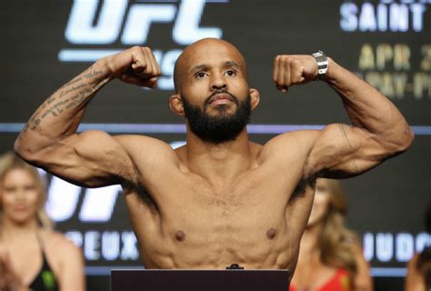 Demetrious Johnson breaks UFC record with 11th title defense | Inquirer ...