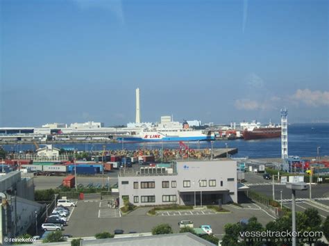 Osaka Port Photo from reinekefox - vesseltracker.com