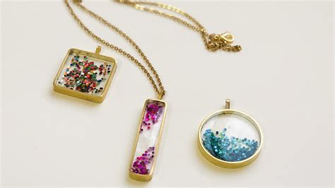 Guide: How to Make Resin Jewelry | Skillshare Blog