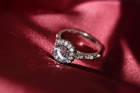 Round Diamond Halo Engagement Ring