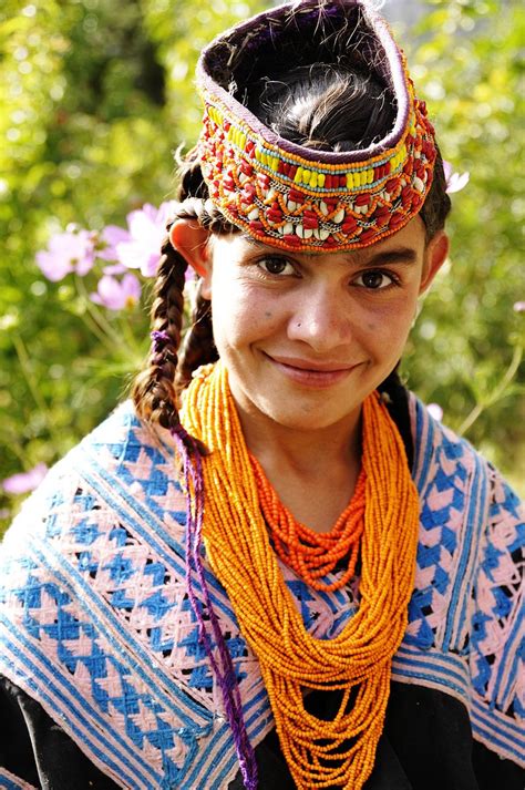 Kalash girl 2 - Pakistan — Wikipédia Kalash People, People Of Pakistan, Hindu Kush, Pakistani ...