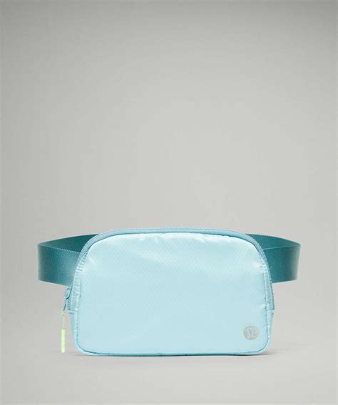 NWT Lululemon Everywhere Belt Bag - Pastel Blue - munimoro.gob.pe