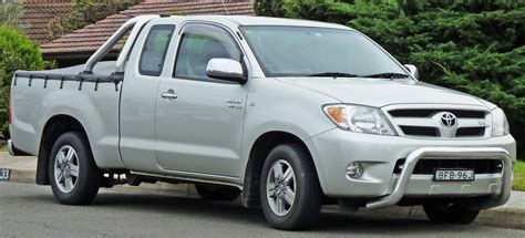 File:2005-2008 Toyota Hilux (GGN15R) SR5 Xtra Cab 2-door utility 01.jpg - Wikimedia Commons