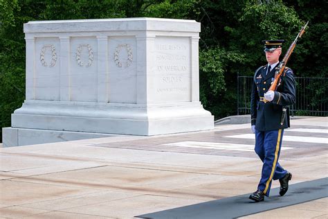 Guard at the Tomb of the Unknown at Arlington National Cemetery ...