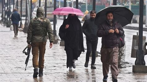 Rains, light snowfall continue in Kashmir, improvement likely from March 16 | Latest News India ...